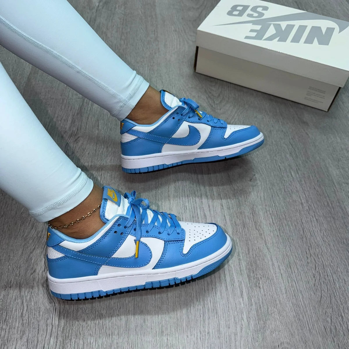 Sneaker blanco y azul