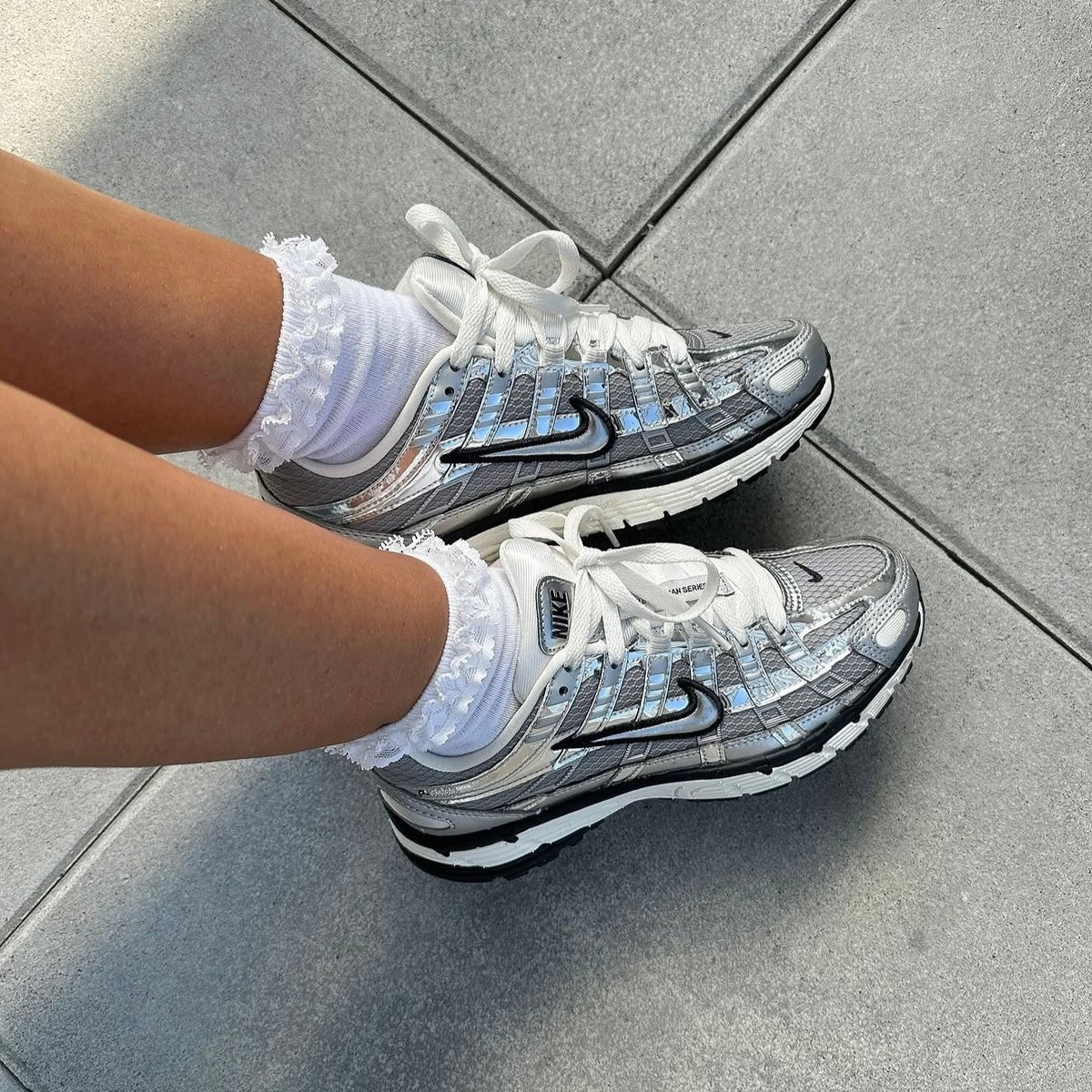 Sneaker gris plateado