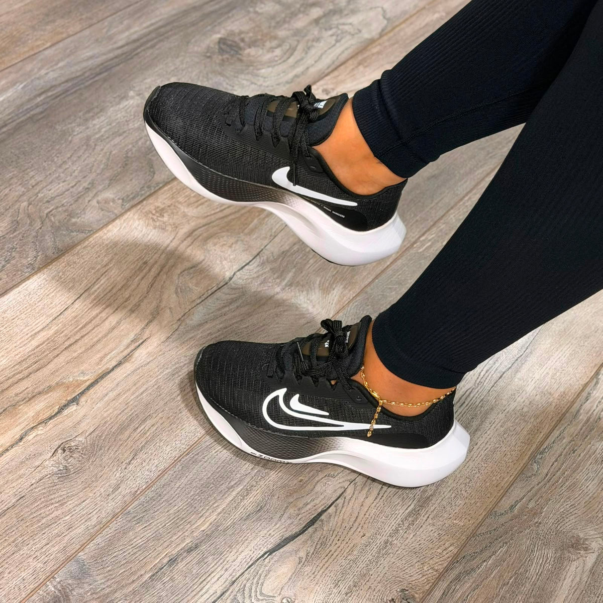 Tenis negro y blanco