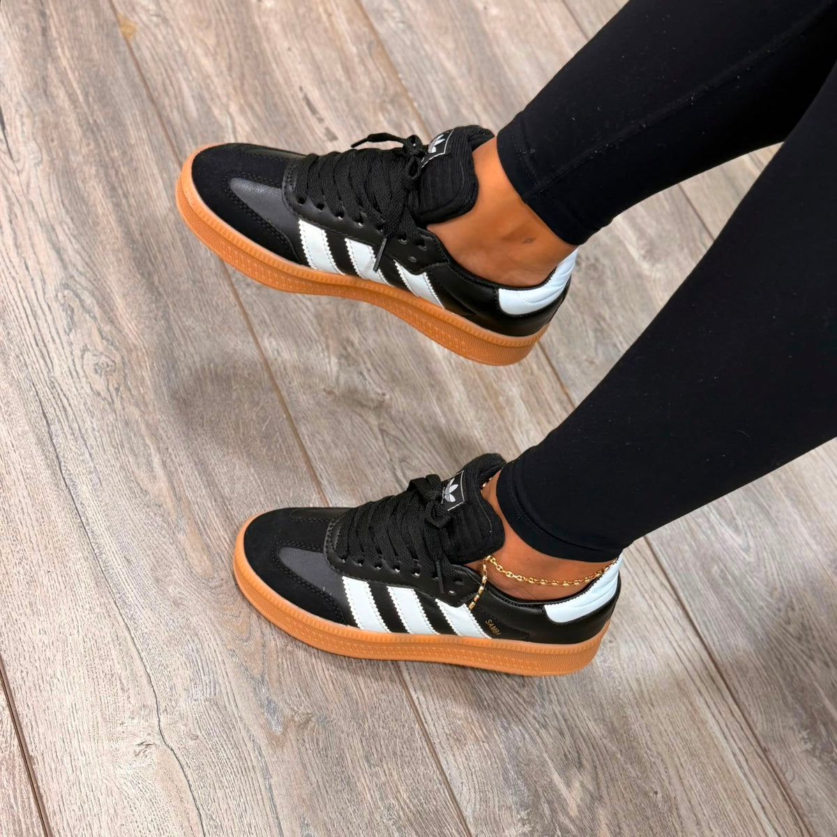 Sneaker negro y blanco
