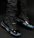 Tenis negro y azul
