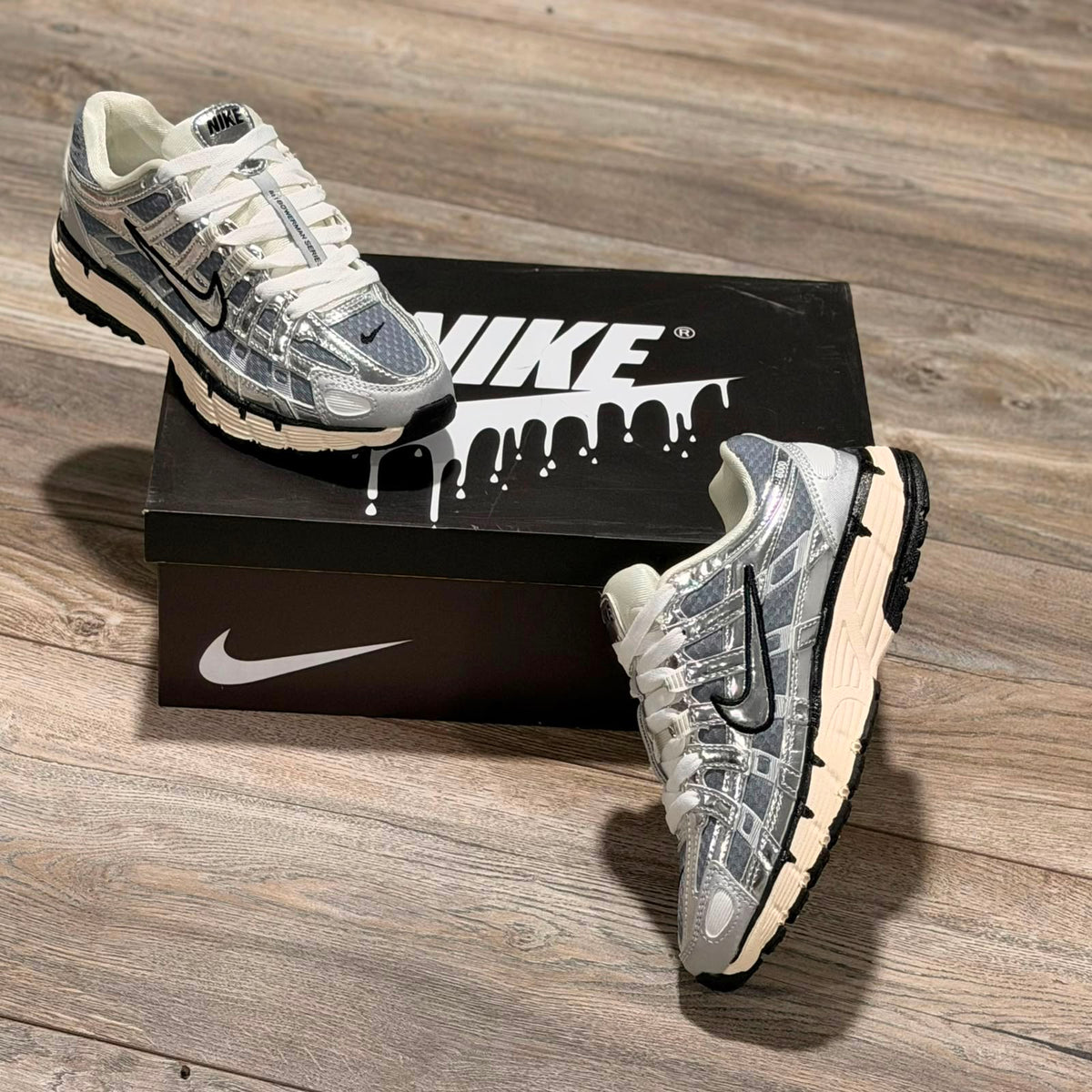 Tenis gris plateado