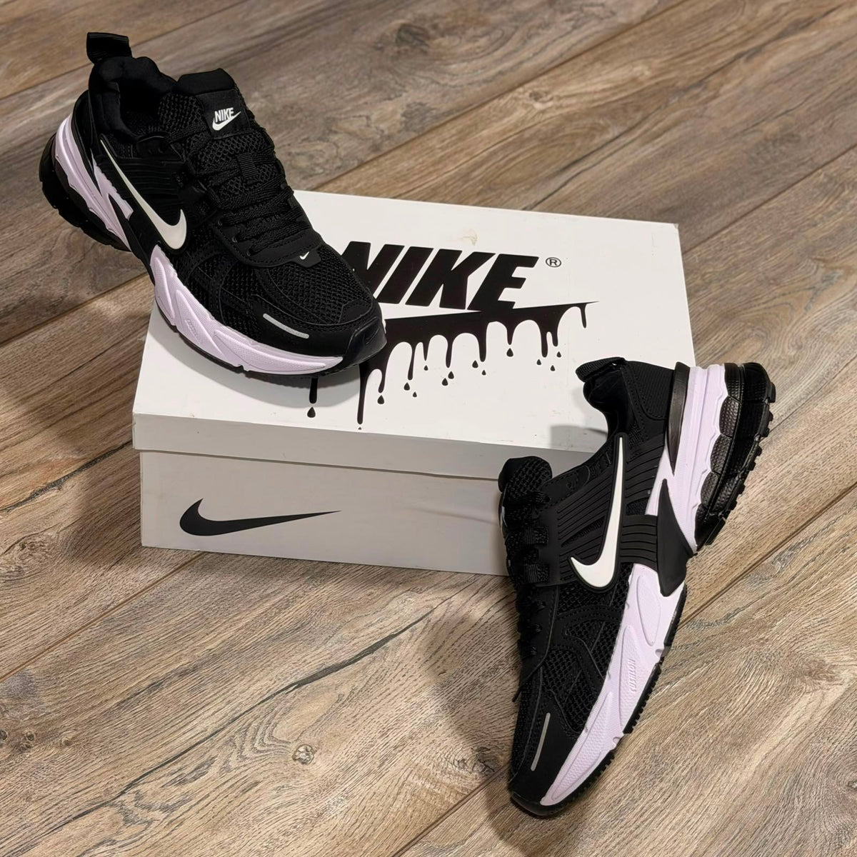 Tenis negro y blanco