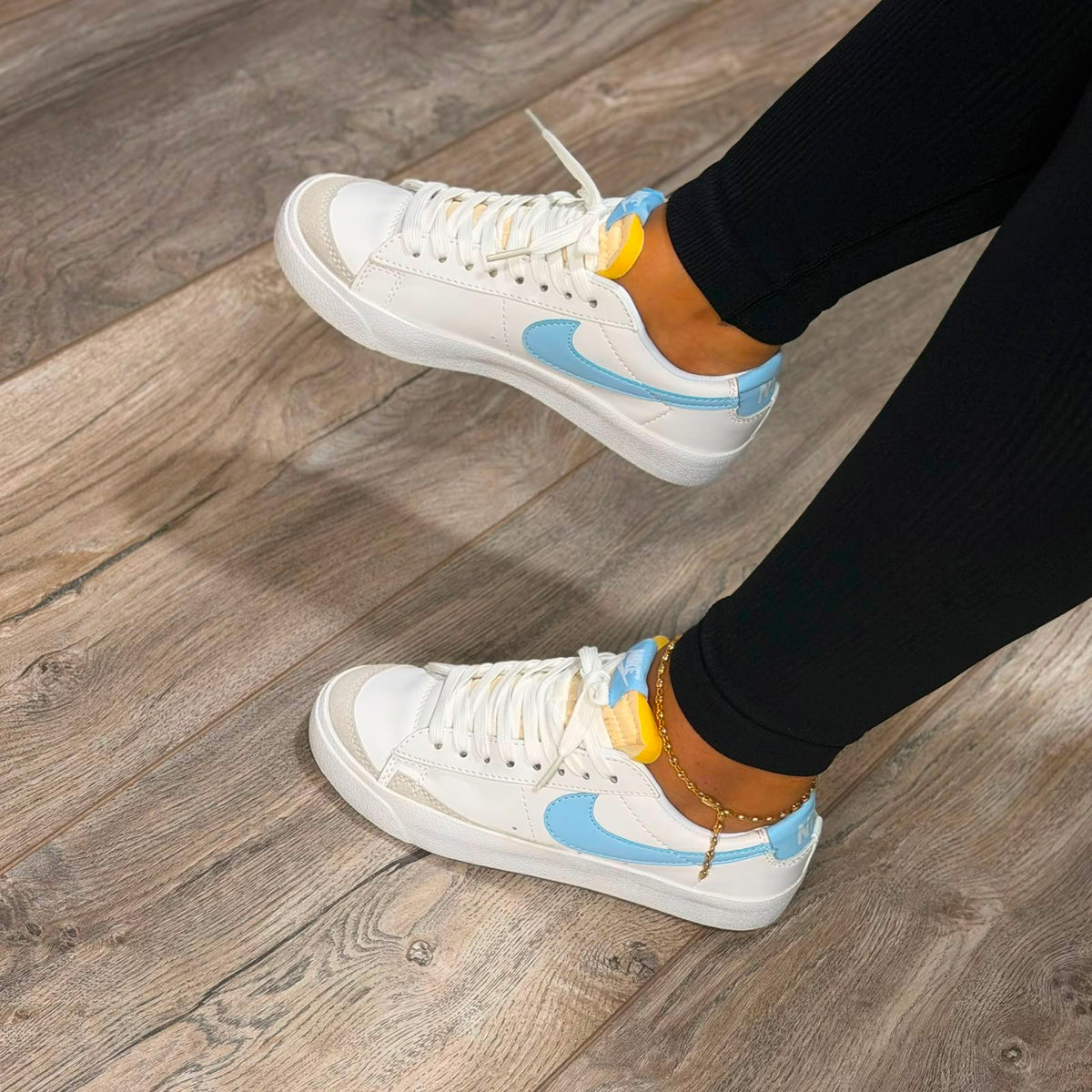 Sneaker blanco y azul