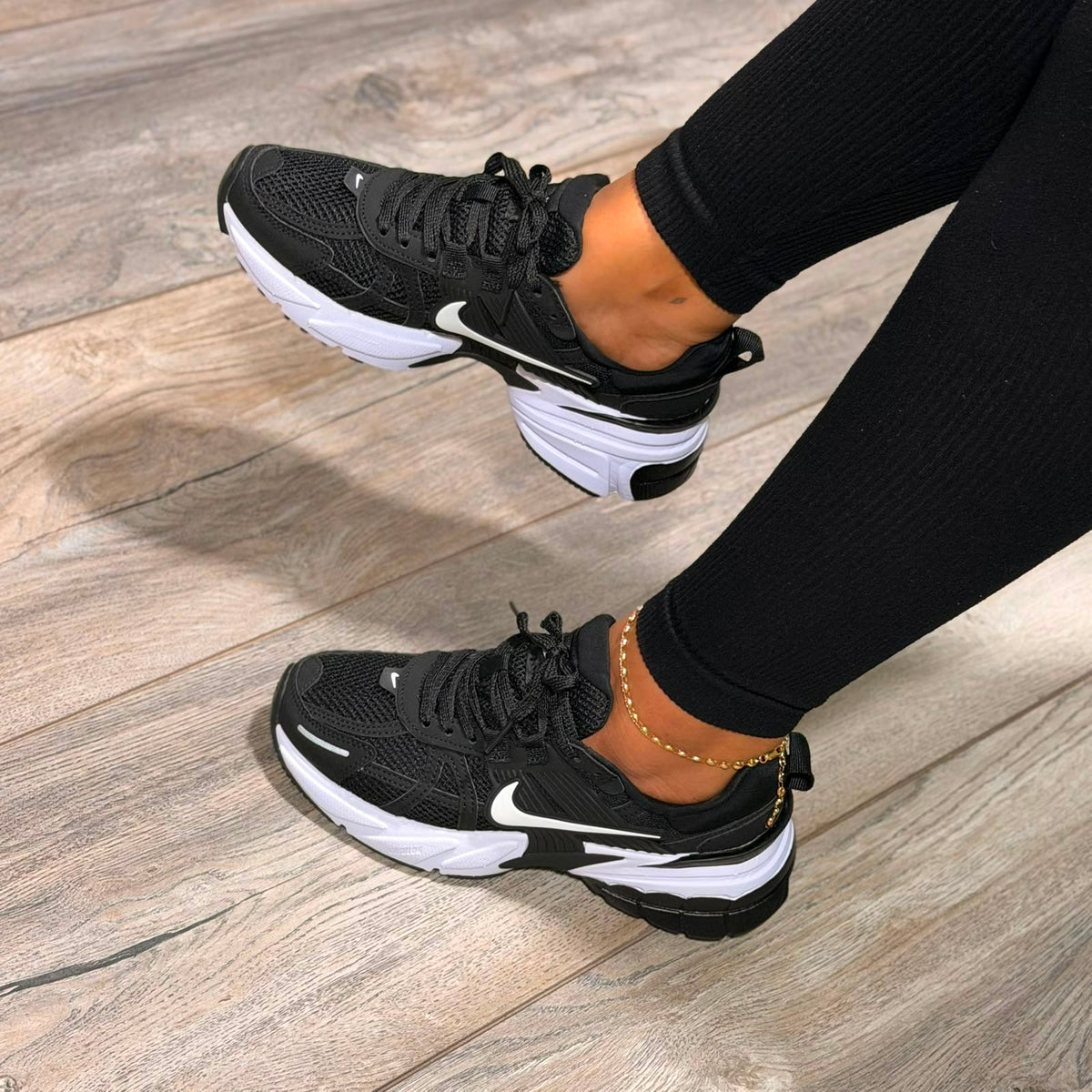 Tenis negro y blanco