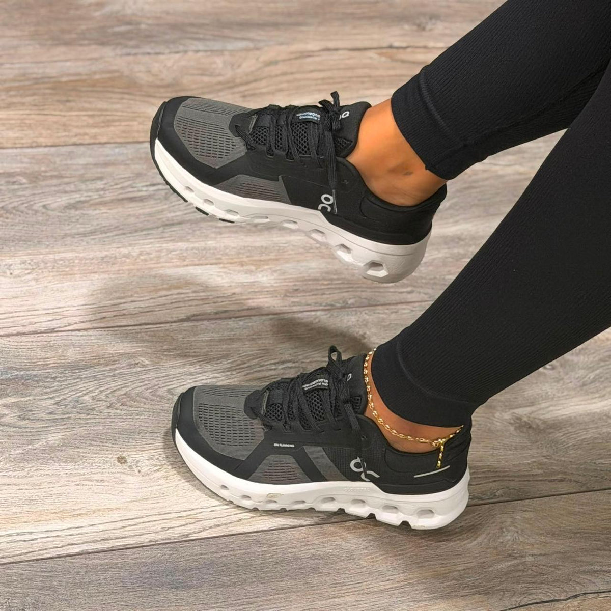 Tenis negro y blanco