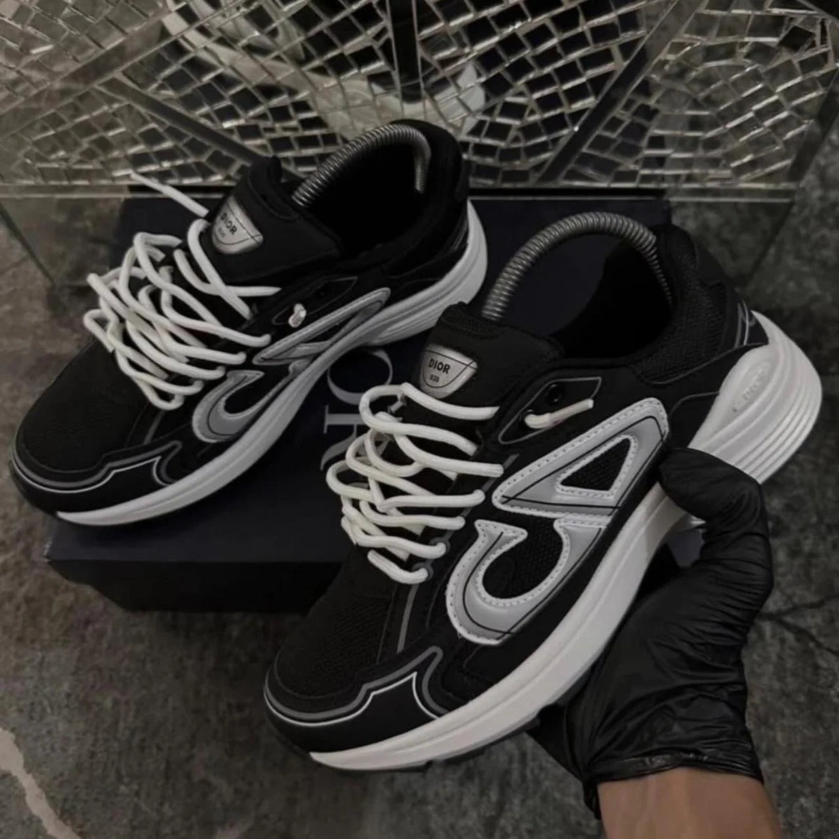 Sneaker negro y blanco