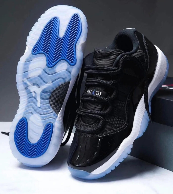 Tenis negro y azul
