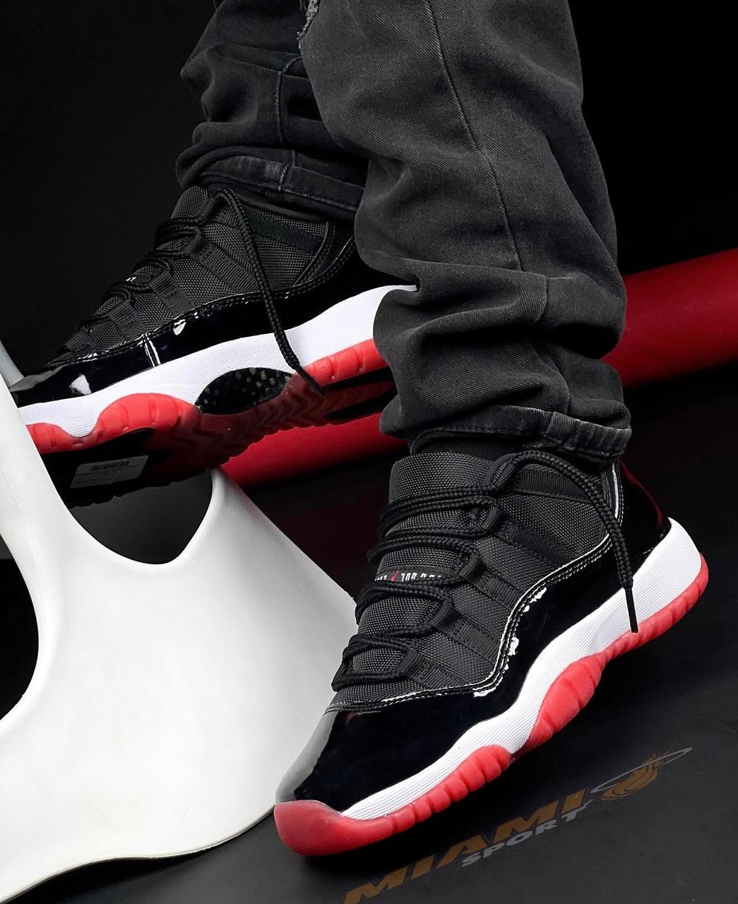 Tenis negro y rojo