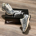 Tenis gris plateado