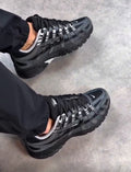 Tenis gris y negro