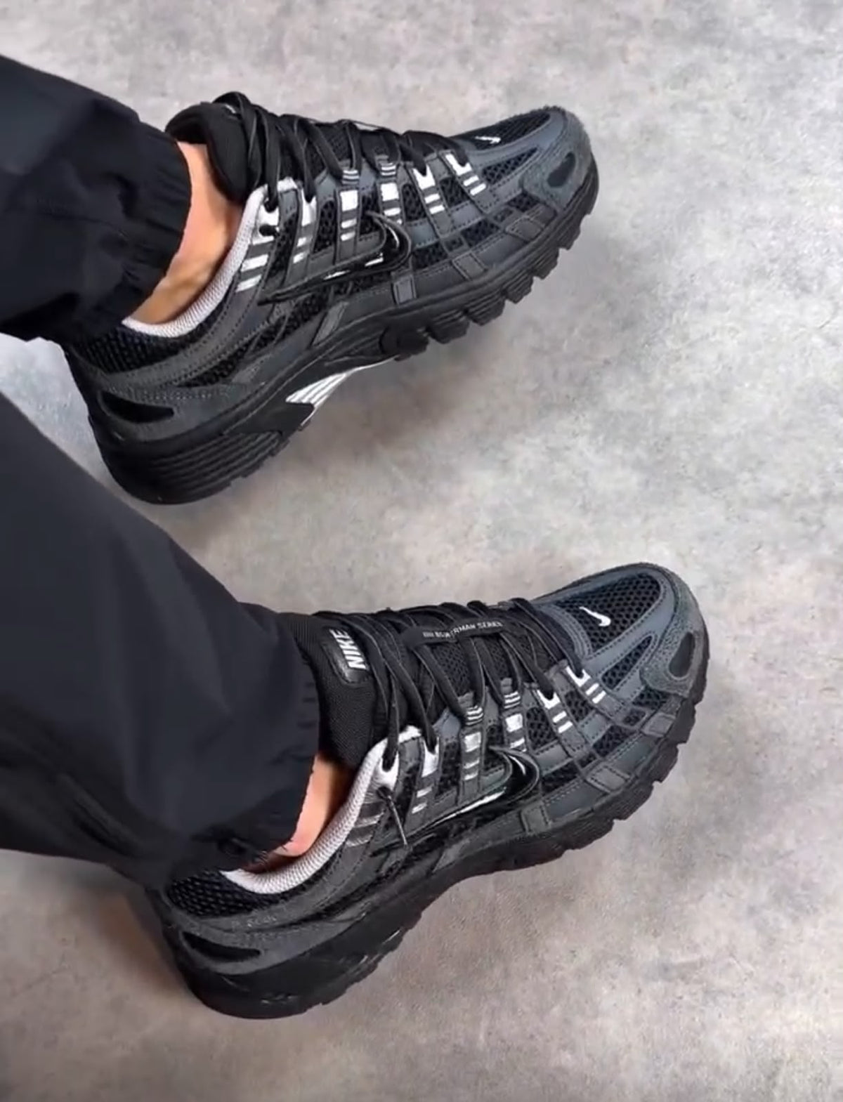 Tenis gris y negro