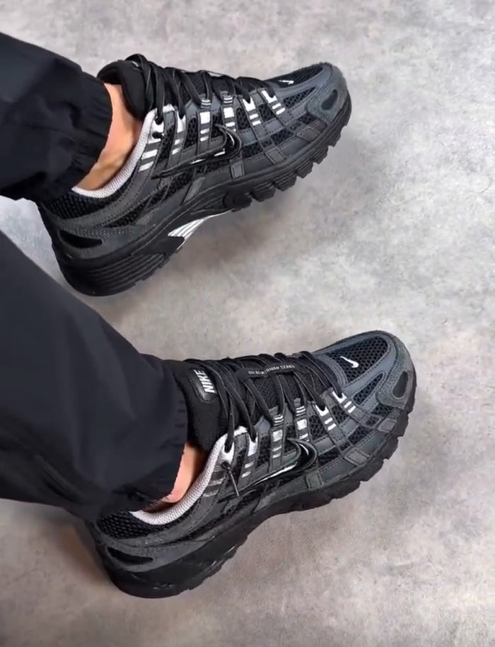 Tenis gris y negro